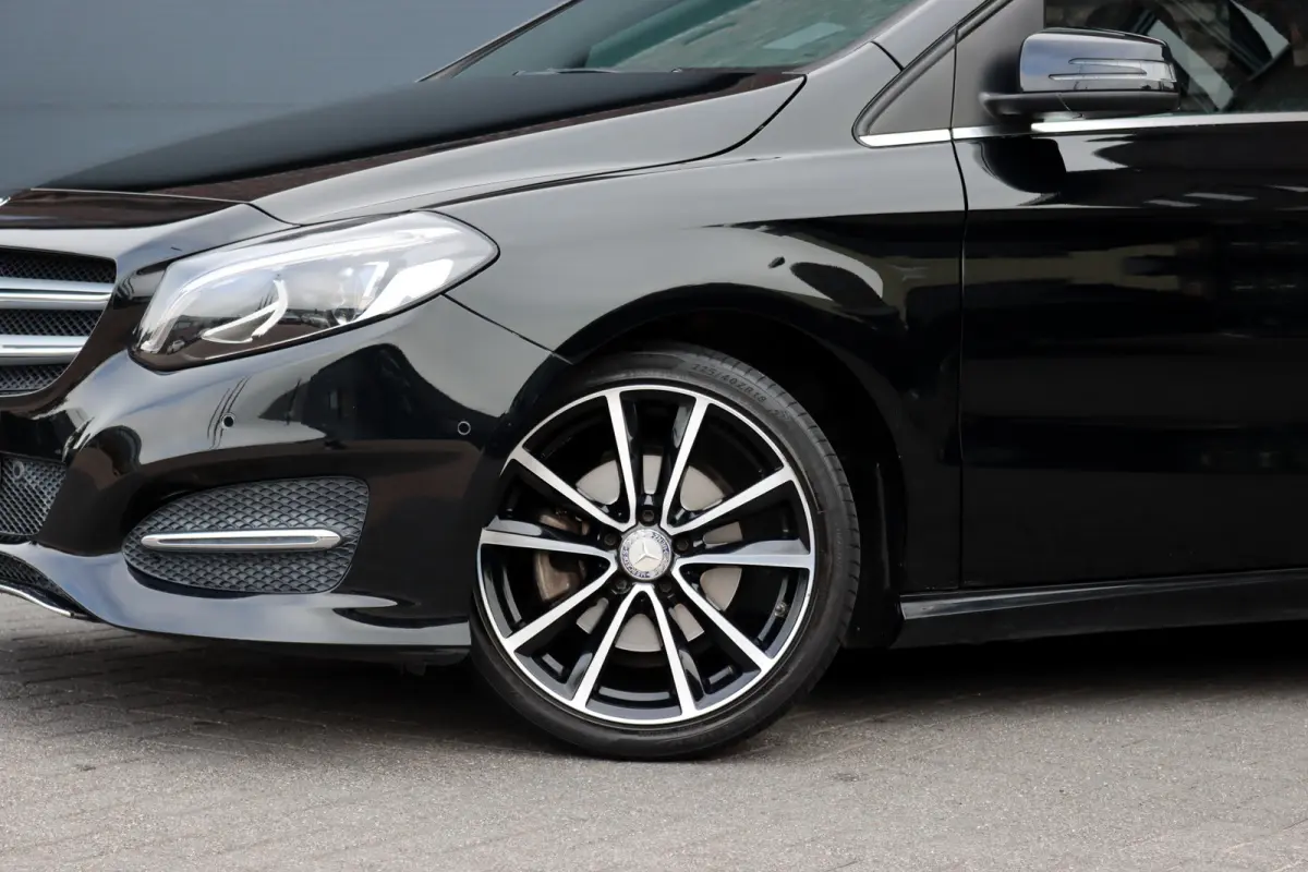 180 Automaat | Dealer Onderhouden | Leder | Trekhaak | High Perf. LED | Regensensor | Cruise Control | Privacy Glas | Navigatie |