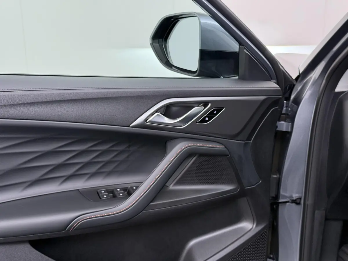 1.5 Luxury VAN: € 39.900- VOOR: € 33.330,- UW HERFSTVOORDEEL: € 6.470| PLUG-IN HYBRIDE | 272 PK | NIEUWE AUTO | >1.000 KM TOTAAL BEREIK | 1E REGISTRATIE 03-2026 | 360° CAMERA | ELEKTR