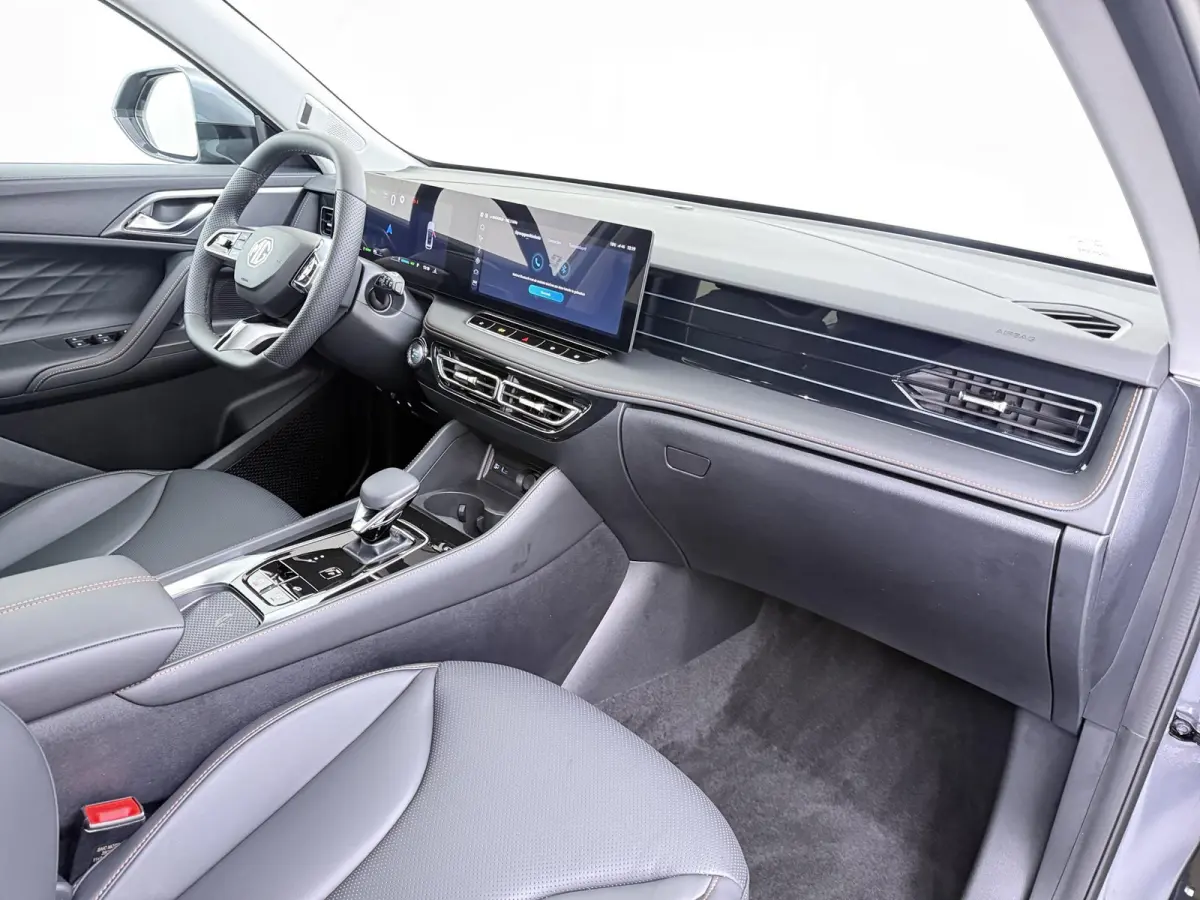 1.5 Luxury VAN: € 39.900- VOOR: € 33.330,- UW HERFSTVOORDEEL: € 6.470| PLUG-IN HYBRIDE | 272 PK | NIEUWE AUTO | >1.000 KM TOTAAL BEREIK | 1E REGISTRATIE 03-2026 | 360° CAMERA | ELEKTR