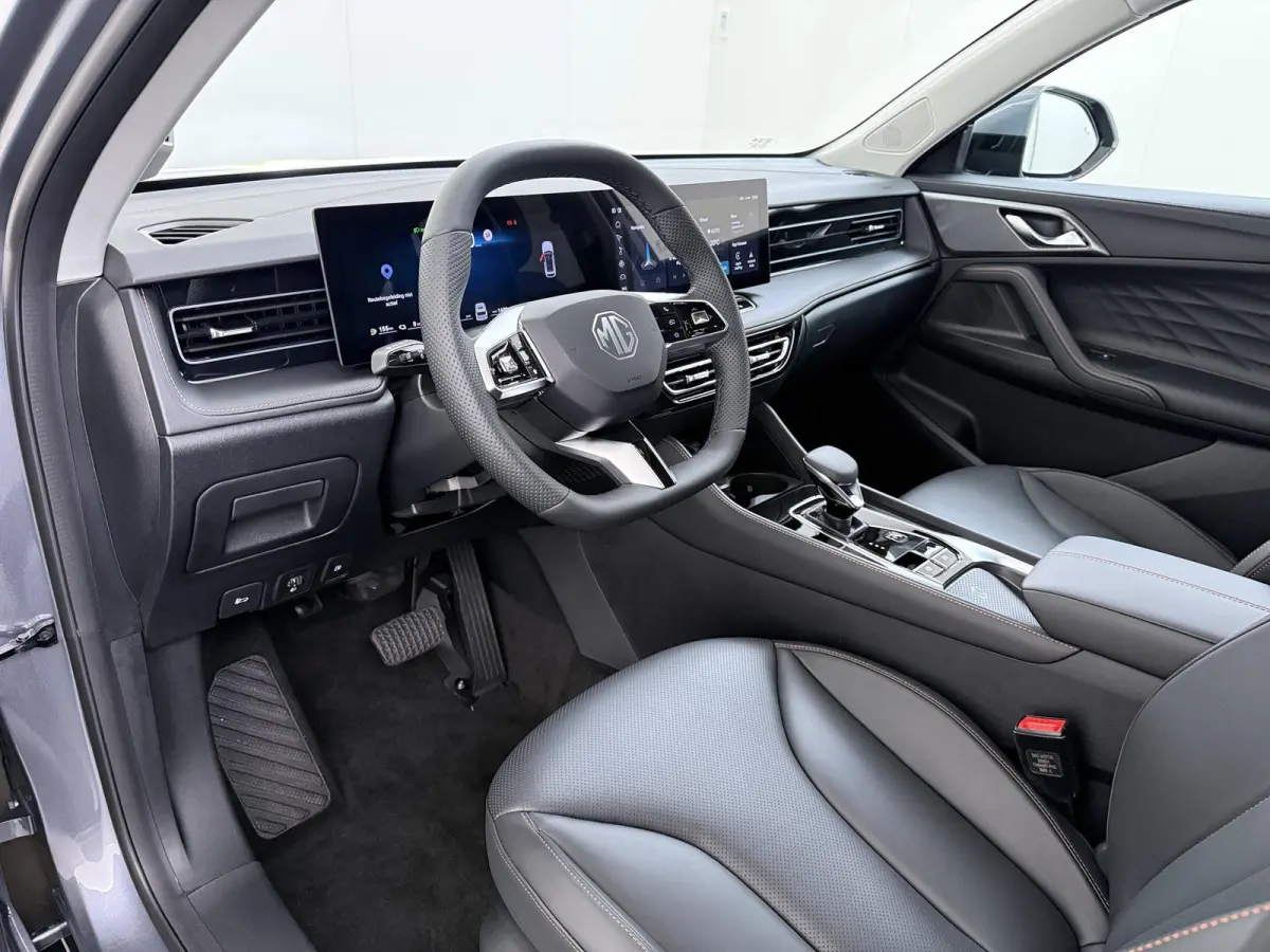 1.5 Luxury VAN: € 39.900- VOOR: € 33.330,- UW HERFSTVOORDEEL: € 6.470| PLUG-IN HYBRIDE | 272 PK | NIEUWE AUTO | >1.000 KM TOTAAL BEREIK | 1E REGISTRATIE 03-2026 | 360° CAMERA | ELEKTR