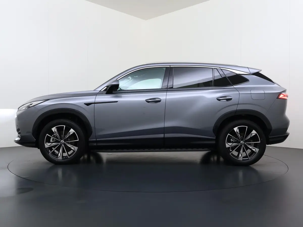 1.5 Luxury VAN: € 39.900- VOOR: € 33.330,- UW HERFSTVOORDEEL: € 6.470| PLUG-IN HYBRIDE | 272 PK | NIEUWE AUTO | >1.000 KM TOTAAL BEREIK | 1E REGISTRATIE 03-2026 | 360° CAMERA | ELEKTR