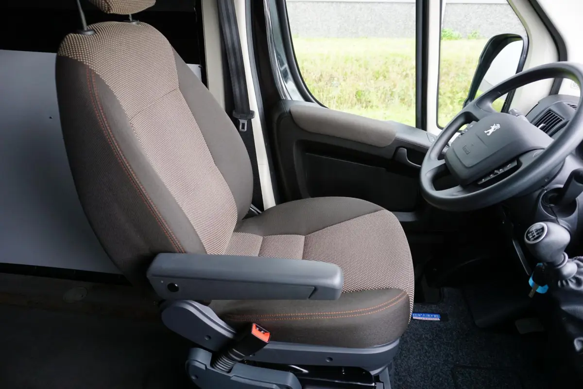 335 2.2 BlueHDi 140 L3H2 Asphalt in nieuwstaat |6.329 km |BPM vrij |2 stoelen en 2 airbags |Trekhaak |Camera |Cruise |Navi |Airco |Parkeersensoren |EURO6 |1e eigenaar |3500 KG
