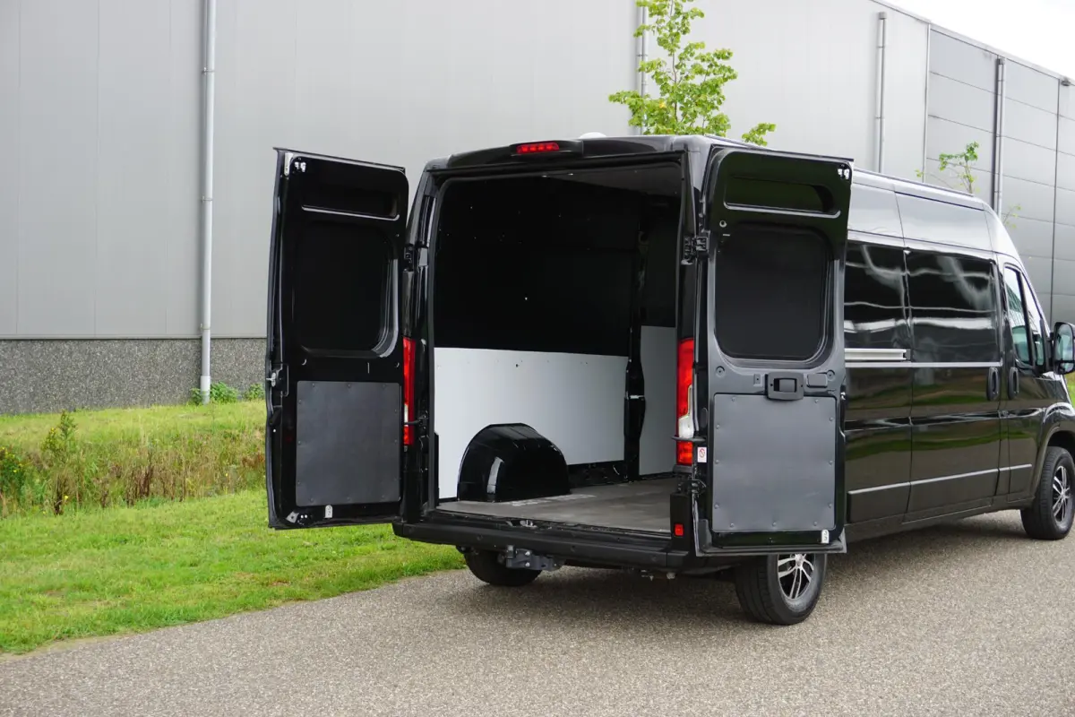 335 2.2 BlueHDi 140 L3H2 Asphalt in nieuwstaat |6.329 km |BPM vrij |2 stoelen en 2 airbags |Trekhaak |Camera |Cruise |Navi |Airco |Parkeersensoren |EURO6 |1e eigenaar |3500 KG