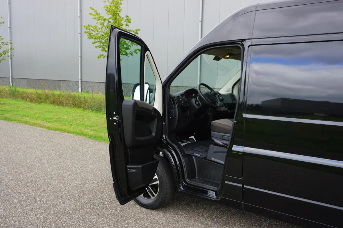 335 2.2 BlueHDi 140 L3H2 Asphalt in nieuwstaat |6.329 km |BPM vrij |2 stoelen en 2 airbags |Trekhaak |Camera |Cruise |Navi |Airco |Parkeersensoren |EURO6 |1e eigenaar |3500 KG