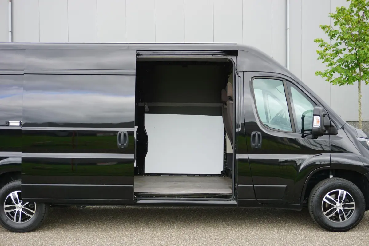 335 2.2 BlueHDi 140 L3H2 Asphalt in nieuwstaat |6.329 km |BPM vrij |2 stoelen en 2 airbags |Trekhaak |Camera |Cruise |Navi |Airco |Parkeersensoren |EURO6 |1e eigenaar |3500 KG