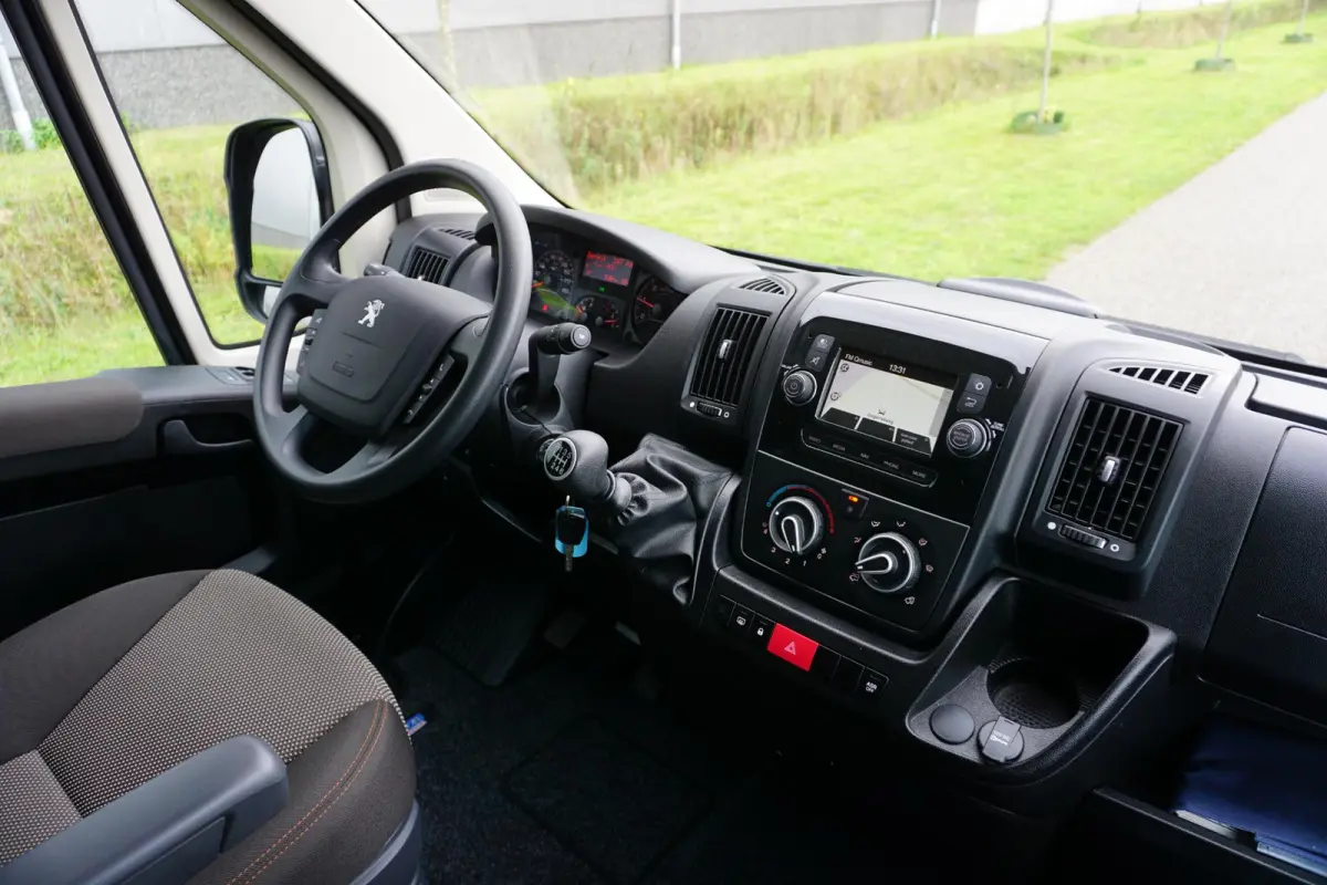 335 2.2 BlueHDi 140 L3H2 Asphalt in nieuwstaat |6.329 km |BPM vrij |2 stoelen en 2 airbags |Trekhaak |Camera |Cruise |Navi |Airco |Parkeersensoren |EURO6 |1e eigenaar |3500 KG