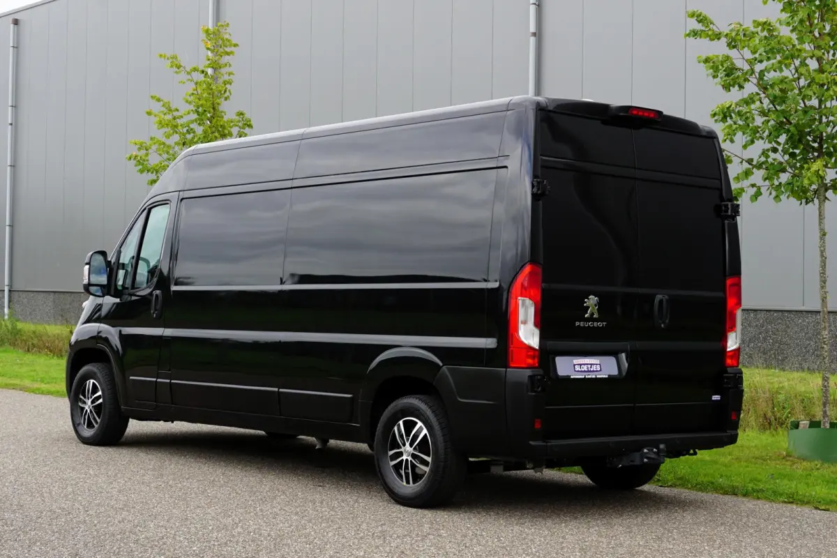 335 2.2 BlueHDi 140 L3H2 Asphalt in nieuwstaat |6.329 km |BPM vrij |2 stoelen en 2 airbags |Trekhaak |Camera |Cruise |Navi |Airco |Parkeersensoren |EURO6 |1e eigenaar |3500 KG