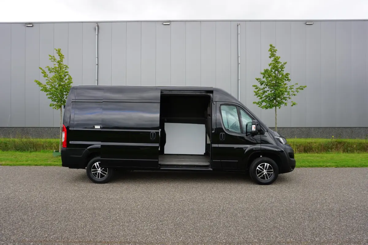 335 2.2 BlueHDi 140 L3H2 Asphalt in nieuwstaat |6.329 km |BPM vrij |2 stoelen en 2 airbags |Trekhaak |Camera |Cruise |Navi |Airco |Parkeersensoren |EURO6 |1e eigenaar |3500 KG