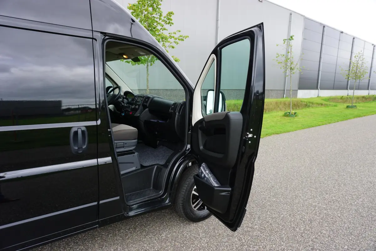 335 2.2 BlueHDi 140 L3H2 Asphalt in nieuwstaat |6.329 km |BPM vrij |2 stoelen en 2 airbags |Trekhaak |Camera |Cruise |Navi |Airco |Parkeersensoren |EURO6 |1e eigenaar |3500 KG