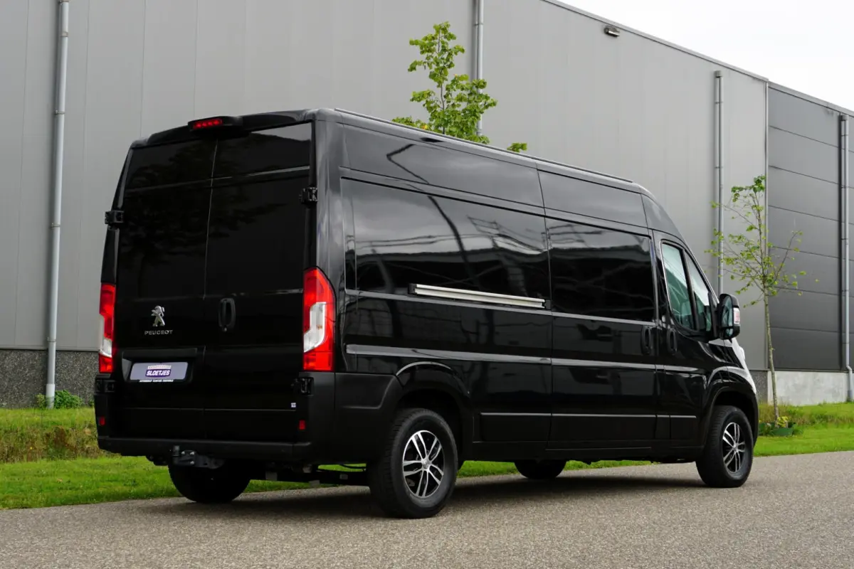 335 2.2 BlueHDi 140 L3H2 Asphalt in nieuwstaat |6.329 km |BPM vrij |2 stoelen en 2 airbags |Trekhaak |Camera |Cruise |Navi |Airco |Parkeersensoren |EURO6 |1e eigenaar |3500 KG
