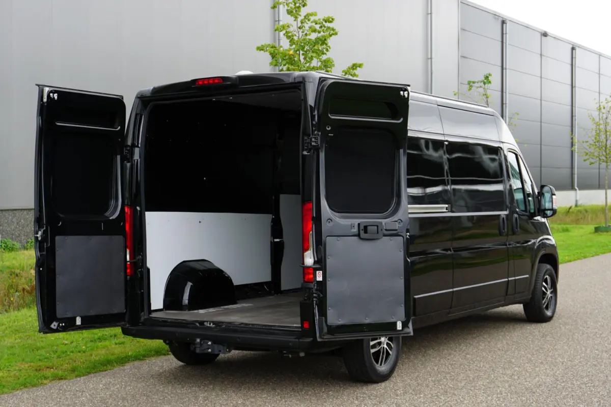 335 2.2 BlueHDi 140 L3H2 Asphalt in nieuwstaat |6.329 km |BPM vrij |2 stoelen en 2 airbags |Trekhaak |Camera |Cruise |Navi |Airco |Parkeersensoren |EURO6 |1e eigenaar |3500 KG