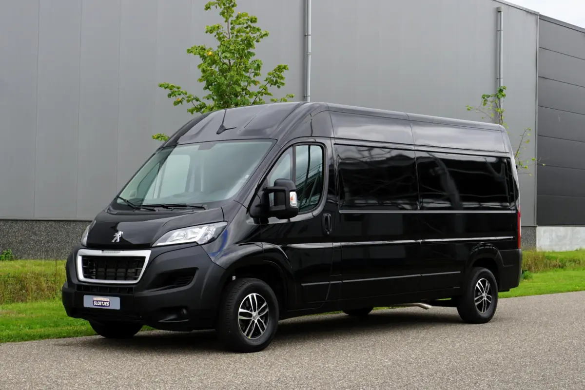 335 2.2 BlueHDi 140 L3H2 Asphalt in nieuwstaat |6.329 km |BPM vrij |2 stoelen en 2 airbags |Trekhaak |Camera |Cruise |Navi |Airco |Parkeersensoren |EURO6 |1e eigenaar |3500 KG