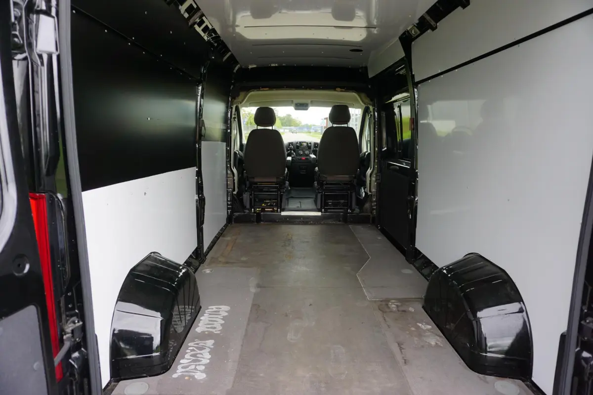 335 2.2 BlueHDi 140 L3H2 Asphalt in nieuwstaat |6.329 km |BPM vrij |2 stoelen en 2 airbags |Trekhaak |Camera |Cruise |Navi |Airco |Parkeersensoren |EURO6 |1e eigenaar |3500 KG