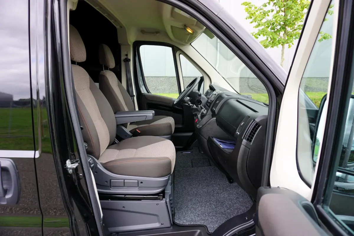 335 2.2 BlueHDi 140 L3H2 Asphalt in nieuwstaat |6.329 km |BPM vrij |2 stoelen en 2 airbags |Trekhaak |Camera |Cruise |Navi |Airco |Parkeersensoren |EURO6 |1e eigenaar |3500 KG