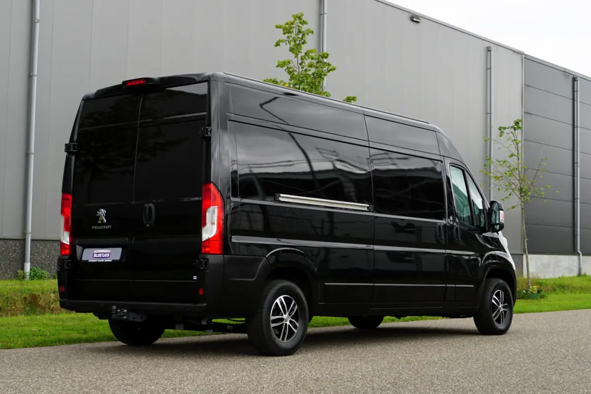 335 2.2 BlueHDi 140 L3H2 Asphalt in nieuwstaat |6.329 km |BPM vrij |2 stoelen en 2 airbags |Trekhaak |Camera |Cruise |Navi |Airco |Parkeersensoren |EURO6 |1e eigenaar |3500 KG
