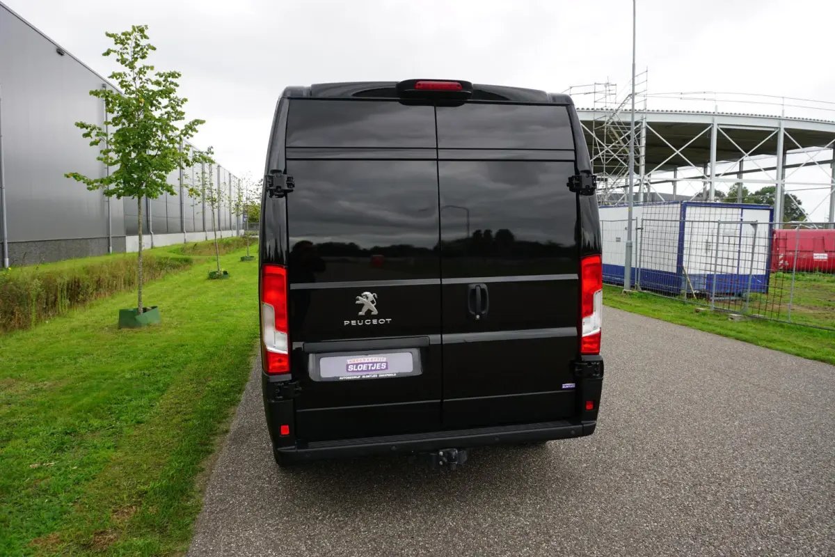335 2.2 BlueHDi 140 L3H2 Asphalt in nieuwstaat |6.329 km |BPM vrij |2 stoelen en 2 airbags |Trekhaak |Camera |Cruise |Navi |Airco |Parkeersensoren |EURO6 |1e eigenaar |3500 KG