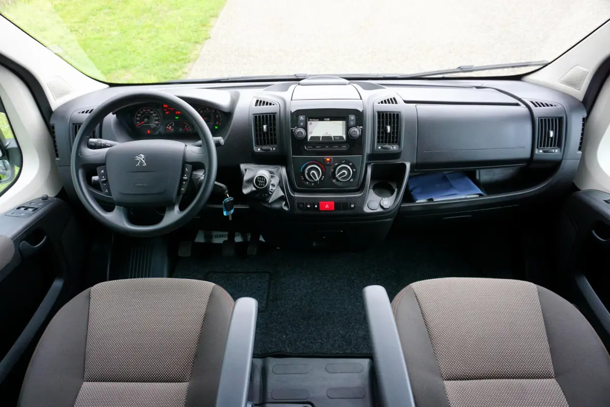 335 2.2 BlueHDi 140 L3H2 Asphalt in nieuwstaat |6.329 km |BPM vrij |2 stoelen en 2 airbags |Trekhaak |Camera |Cruise |Navi |Airco |Parkeersensoren |EURO6 |1e eigenaar |3500 KG
