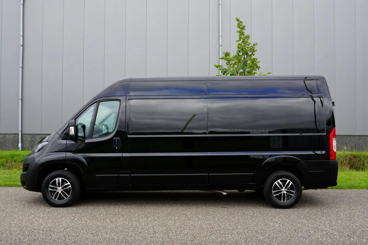 335 2.2 BlueHDi 140 L3H2 Asphalt in nieuwstaat |6.329 km |BPM vrij |2 stoelen en 2 airbags |Trekhaak |Camera |Cruise |Navi |Airco |Parkeersensoren |EURO6 |1e eigenaar |3500 KG