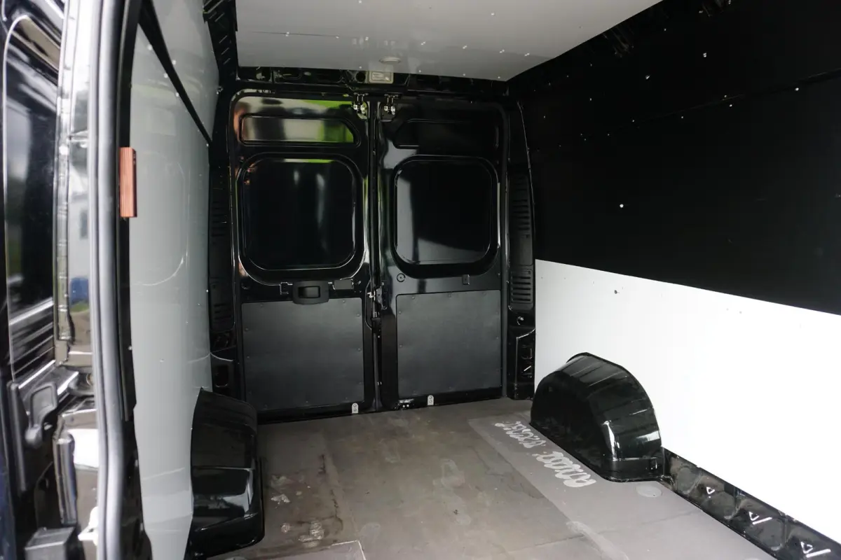 335 2.2 BlueHDi 140 L3H2 Asphalt in nieuwstaat |6.329 km |BPM vrij |2 stoelen en 2 airbags |Trekhaak |Camera |Cruise |Navi |Airco |Parkeersensoren |EURO6 |1e eigenaar |3500 KG