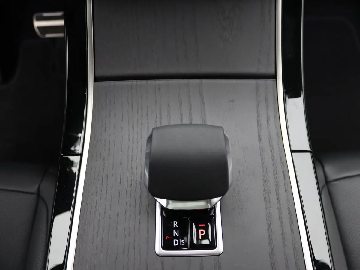 1.5 P270e PHEV AWD SE Dynamic Edition Elektrische trekhaak | Panorama dak | 20" L.M. | Black Pack