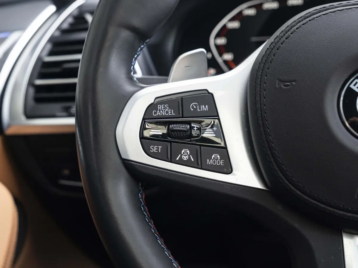M40i | High Executive | M Sport Plus Pack | Macaoblauw | Stuurwielrand verwarmd | Comfort Access | Panoramadak | Head-Up Display | Harman Kardon | 21''