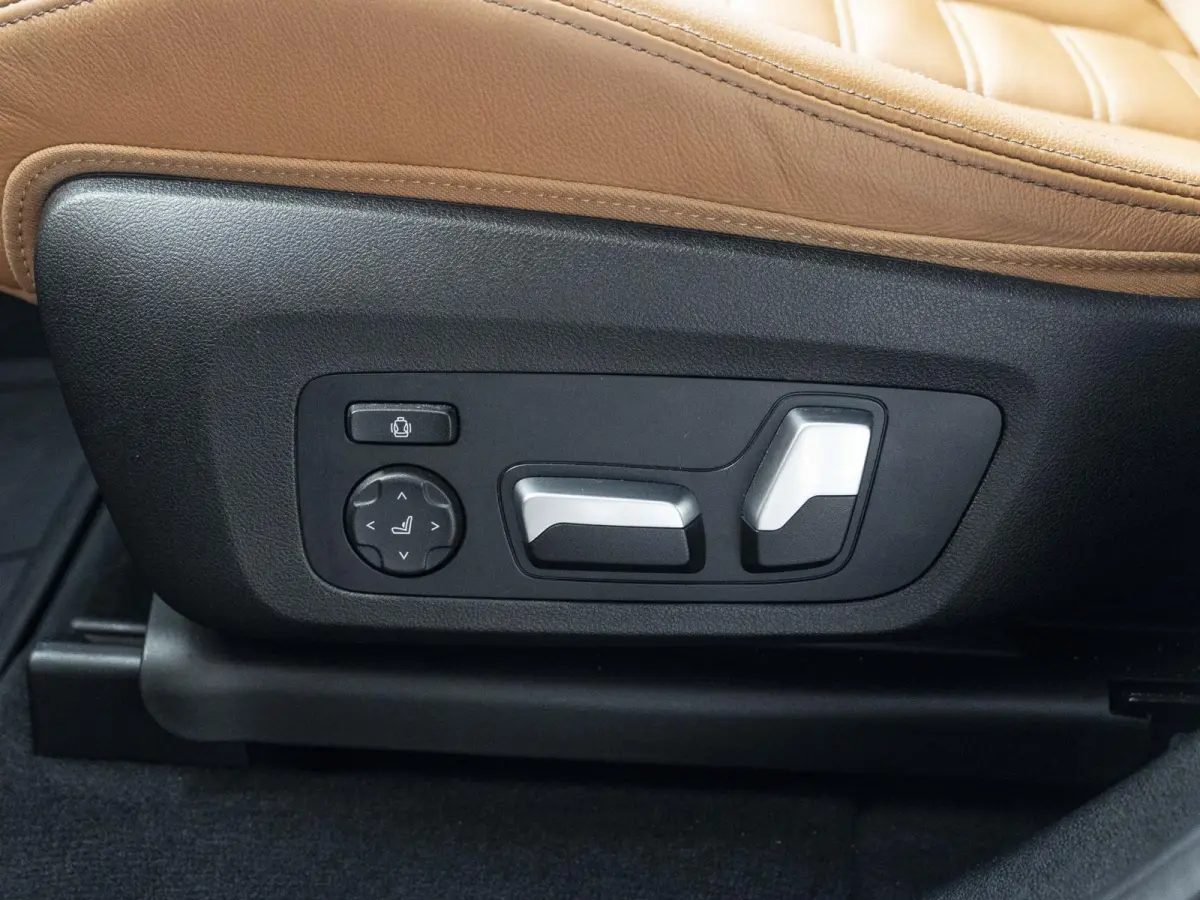 M40i | High Executive | M Sport Plus Pack | Macaoblauw | Stuurwielrand verwarmd | Comfort Access | Panoramadak | Head-Up Display | Harman Kardon | 21''