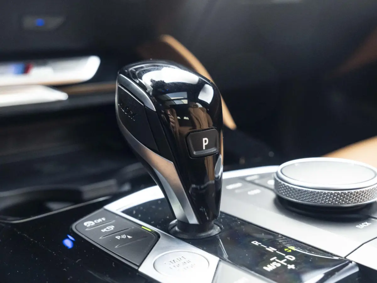 M40i | High Executive | M Sport Plus Pack | Macaoblauw | Stuurwielrand verwarmd | Comfort Access | Panoramadak | Head-Up Display | Harman Kardon | 21''