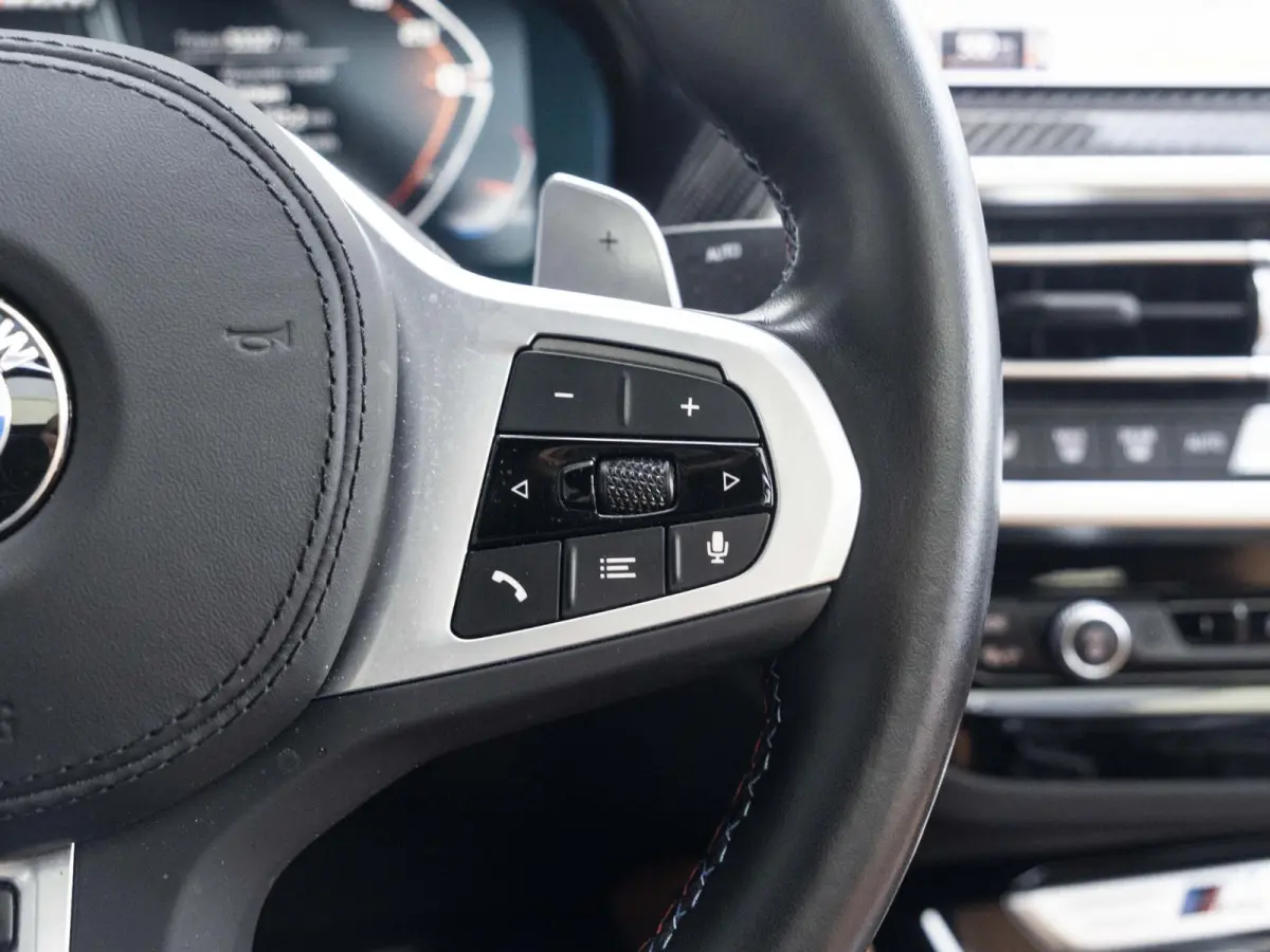 M40i | High Executive | M Sport Plus Pack | Macaoblauw | Stuurwielrand verwarmd | Comfort Access | Panoramadak | Head-Up Display | Harman Kardon | 21''