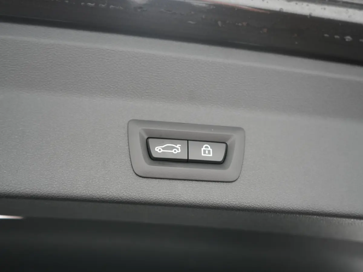 xDrive30e M Sport PHEV 293pk Dealer O.H. | Panodak | Adaptive Cruise | Head Up | 360 Camera | Harman / Kardon | Lederen Sportstoelen Ventilatie & Memory | Keyless | Blis | Stoelen & Stuur Ve