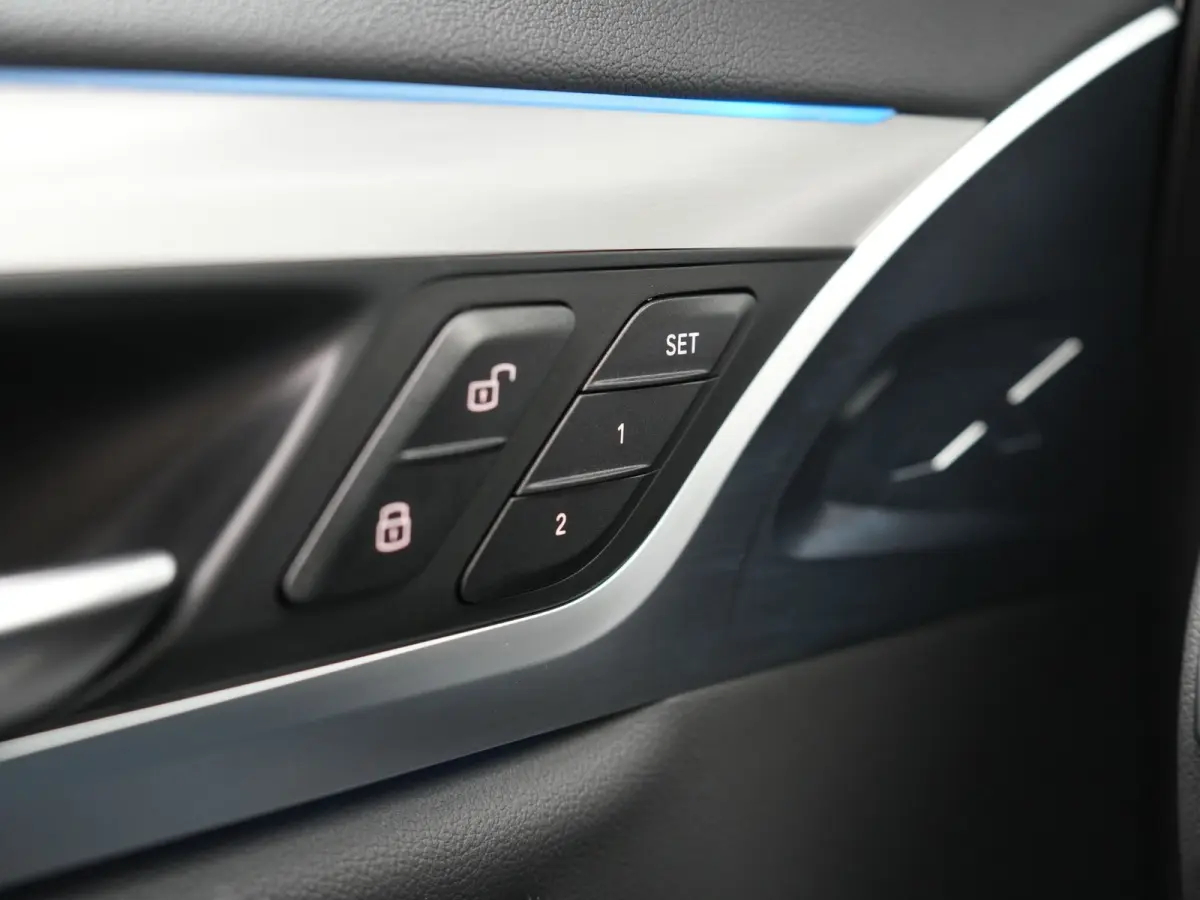 xDrive30e M Sport PHEV 293pk Dealer O.H. | Panodak | Adaptive Cruise | Head Up | 360 Camera | Harman / Kardon | Lederen Sportstoelen Ventilatie & Memory | Keyless | Blis | Stoelen & Stuur Ve