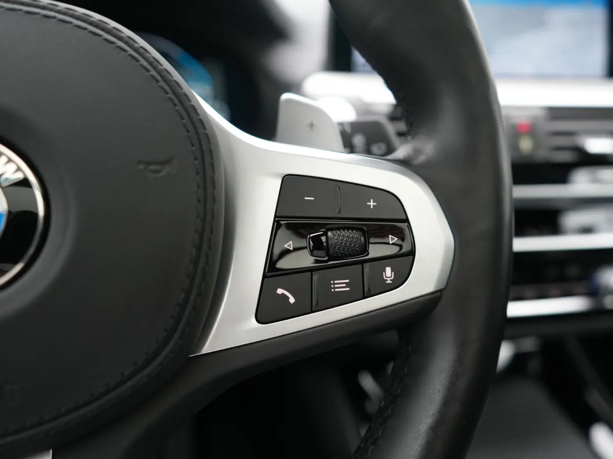 xDrive30e M Sport PHEV 293pk Dealer O.H. | Panodak | Adaptive Cruise | Head Up | 360 Camera | Harman / Kardon | Lederen Sportstoelen Ventilatie & Memory | Keyless | Blis | Stoelen & Stuur Ve