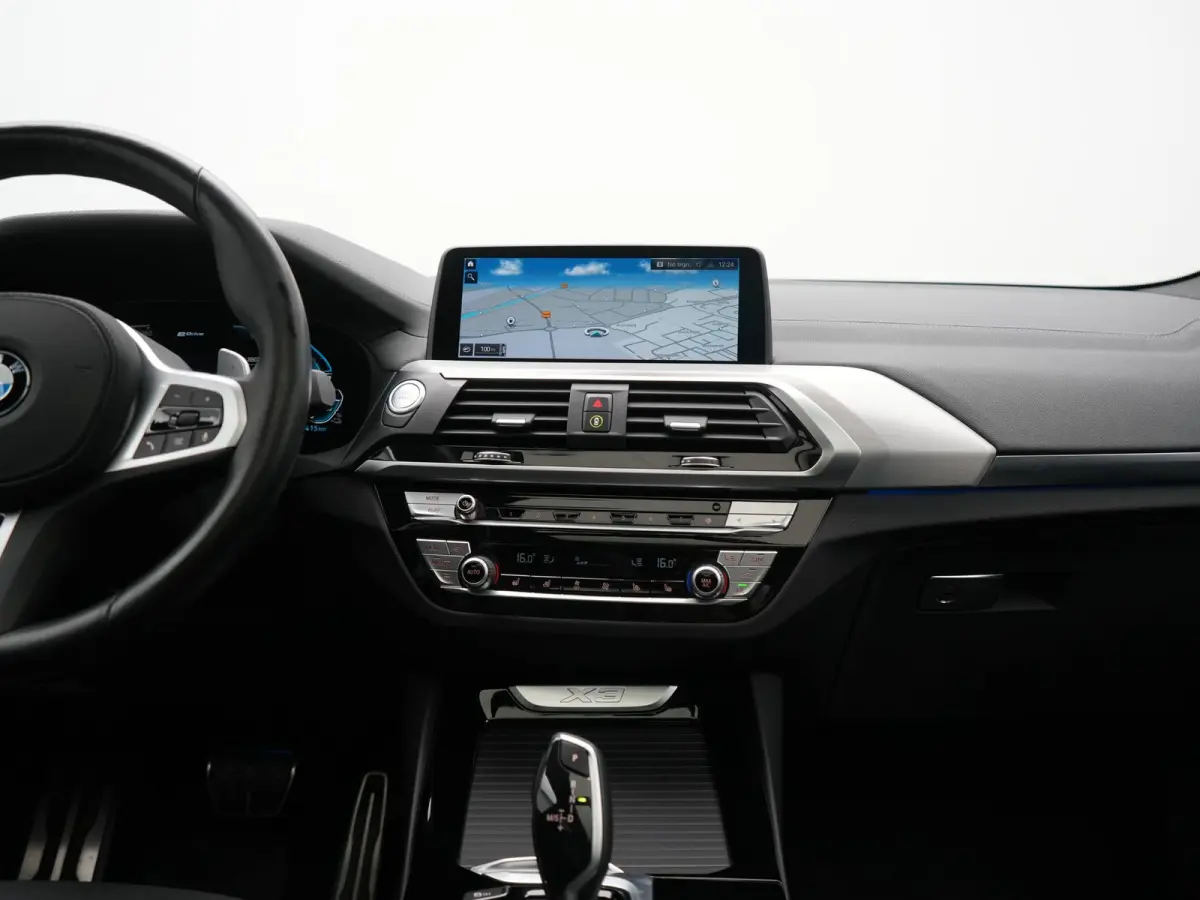 xDrive30e M Sport PHEV 293pk Dealer O.H. | Panodak | Adaptive Cruise | Head Up | 360 Camera | Harman / Kardon | Lederen Sportstoelen Ventilatie & Memory | Keyless | Blis | Stoelen & Stuur Ve