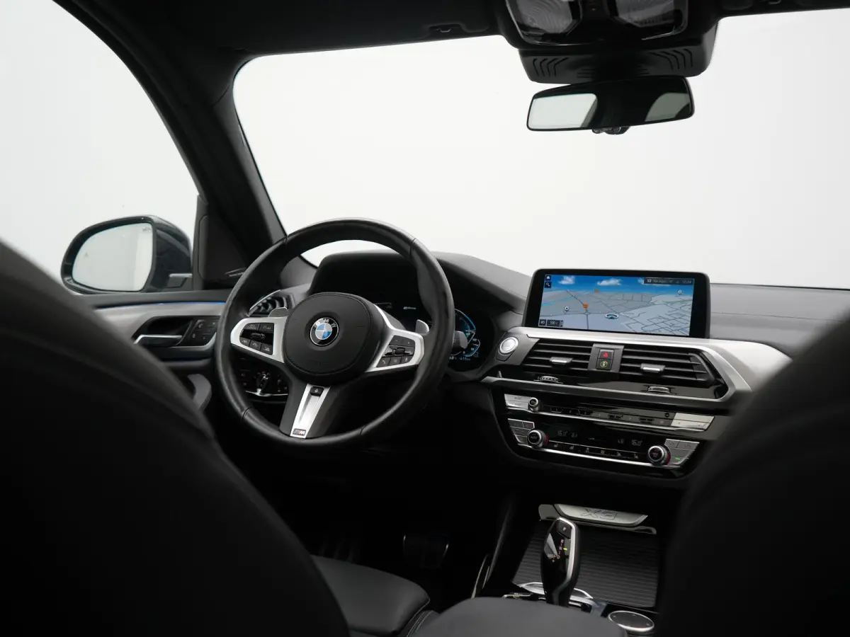 xDrive30e M Sport PHEV 293pk Dealer O.H. | Panodak | Adaptive Cruise | Head Up | 360 Camera | Harman / Kardon | Lederen Sportstoelen Ventilatie & Memory | Keyless | Blis | Stoelen & Stuur Ve