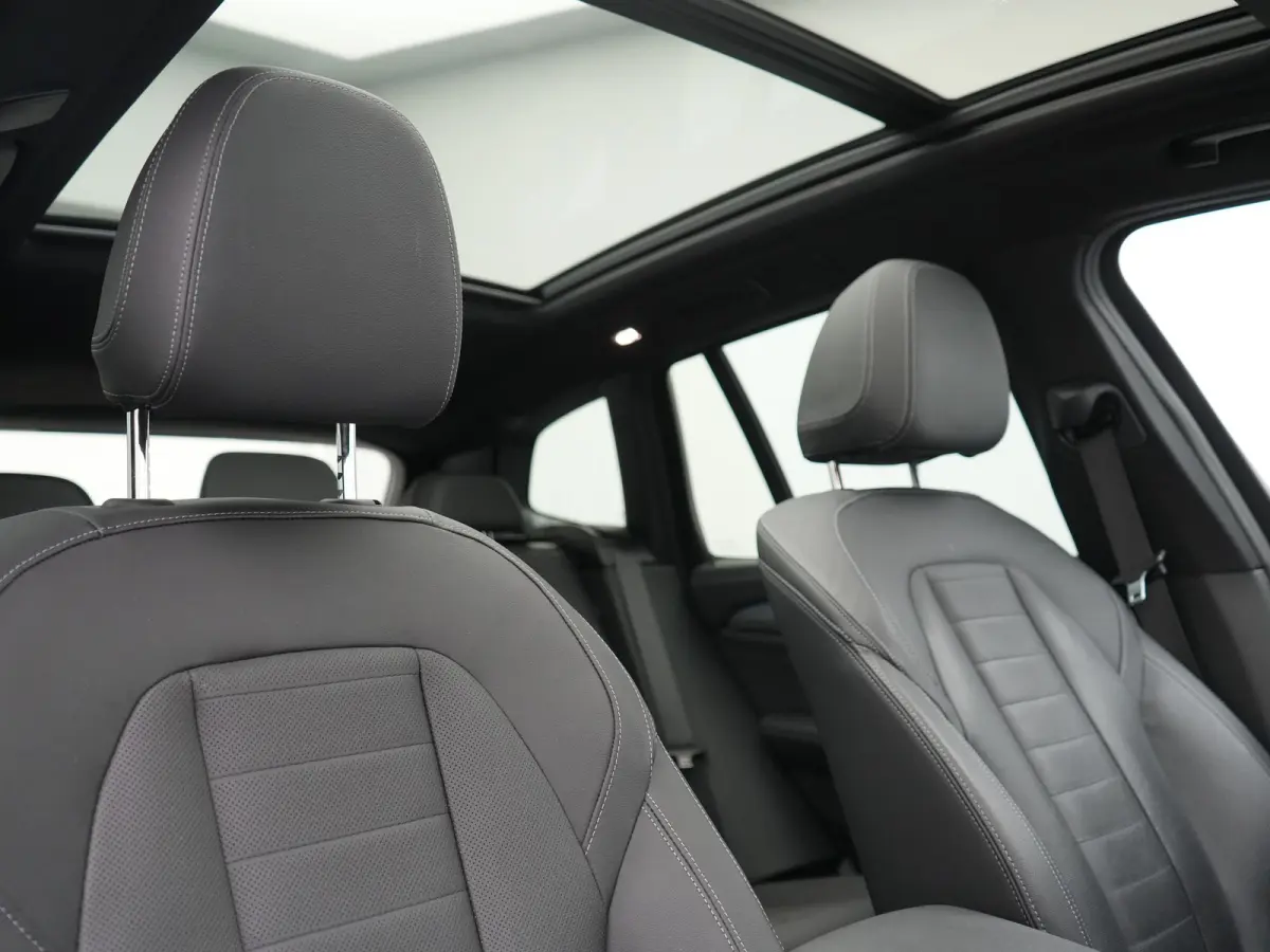 xDrive30e M Sport PHEV 293pk Dealer O.H. | Panodak | Adaptive Cruise | Head Up | 360 Camera | Harman / Kardon | Lederen Sportstoelen Ventilatie & Memory | Keyless | Blis | Stoelen & Stuur Ve