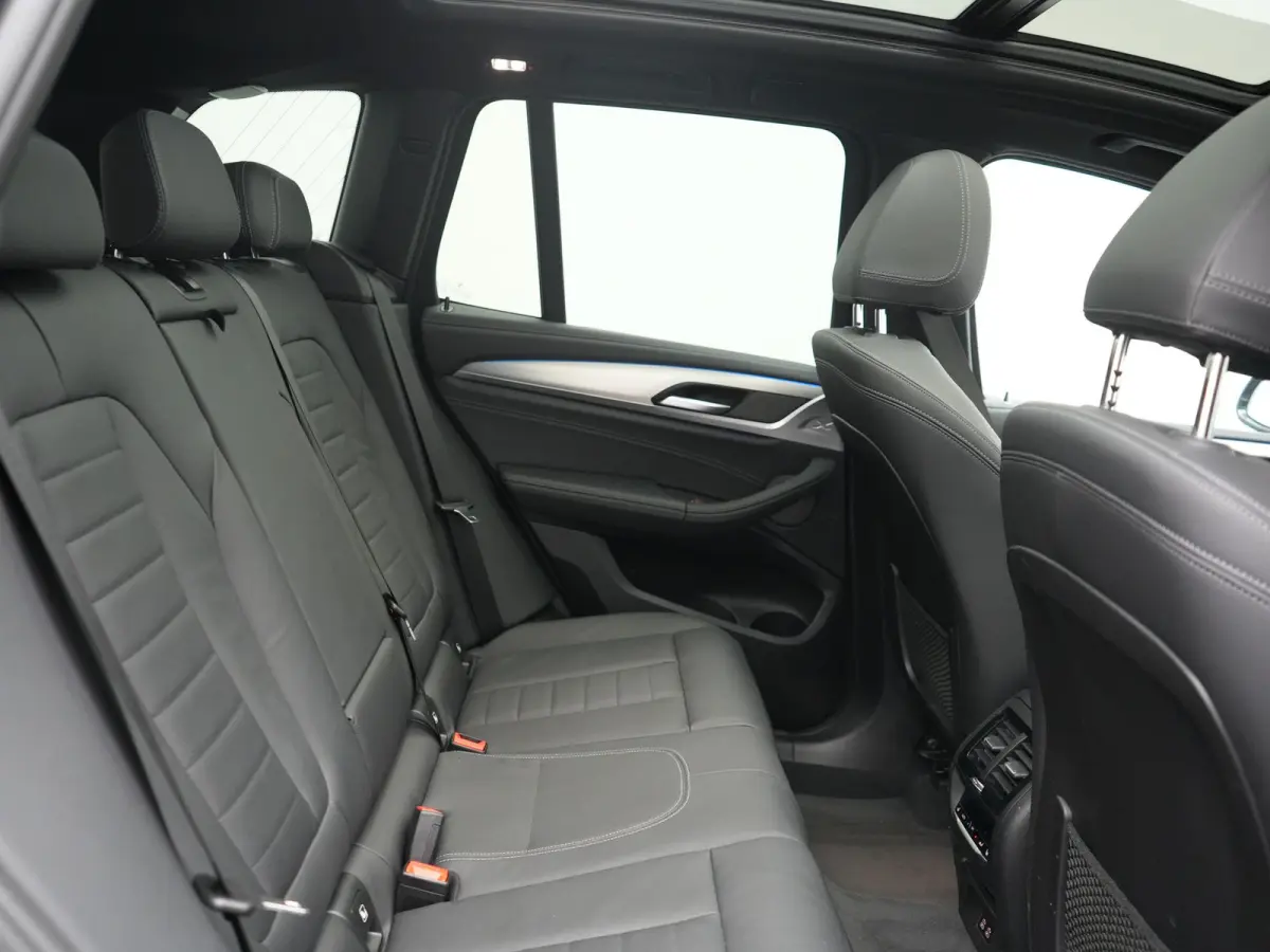 xDrive30e M Sport PHEV 293pk Dealer O.H. | Panodak | Adaptive Cruise | Head Up | 360 Camera | Harman / Kardon | Lederen Sportstoelen Ventilatie & Memory | Keyless | Blis | Stoelen & Stuur Ve