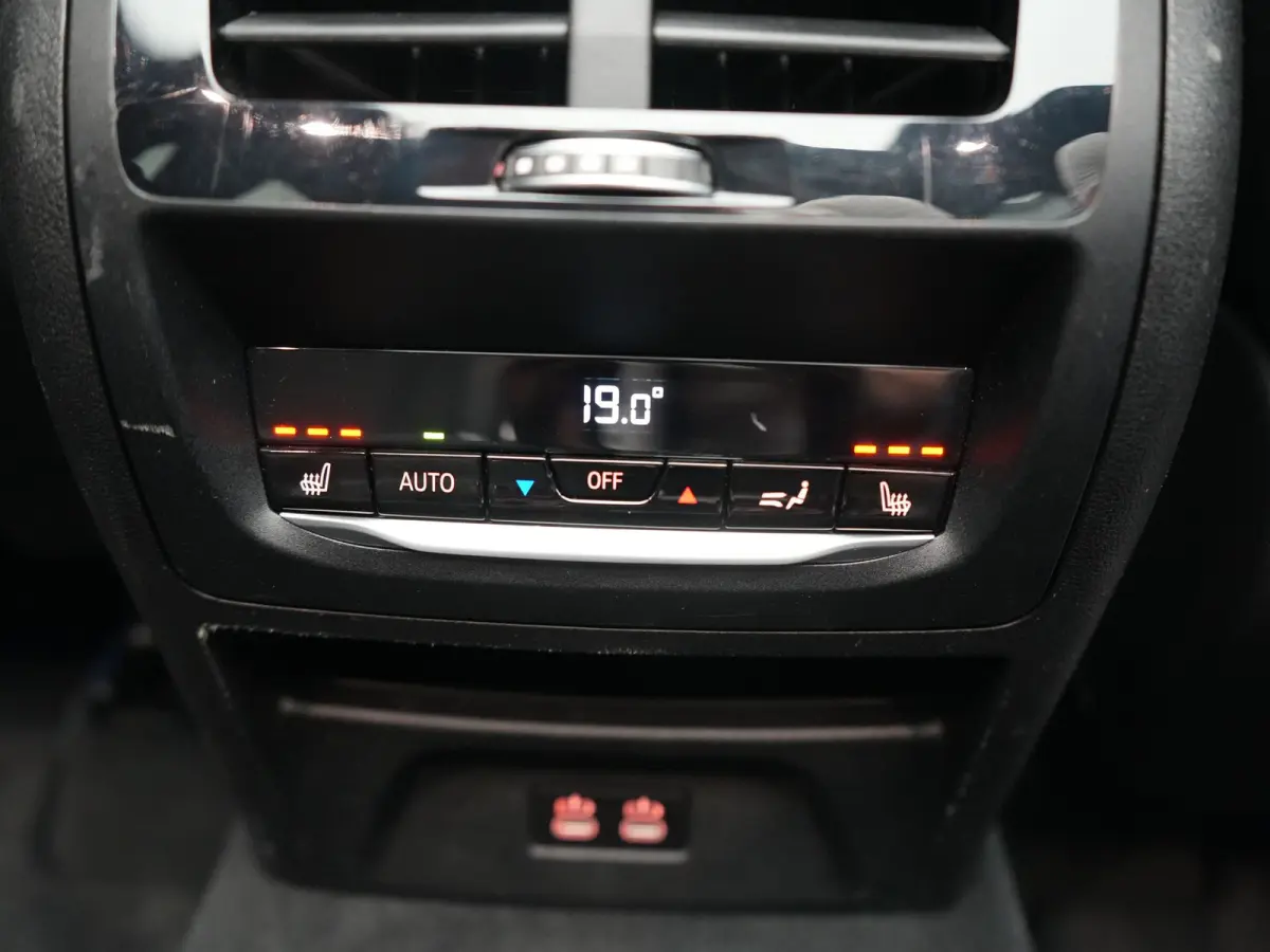 xDrive30e M Sport PHEV 293pk Dealer O.H. | Panodak | Adaptive Cruise | Head Up | 360 Camera | Harman / Kardon | Lederen Sportstoelen Ventilatie & Memory | Keyless | Blis | Stoelen & Stuur Ve