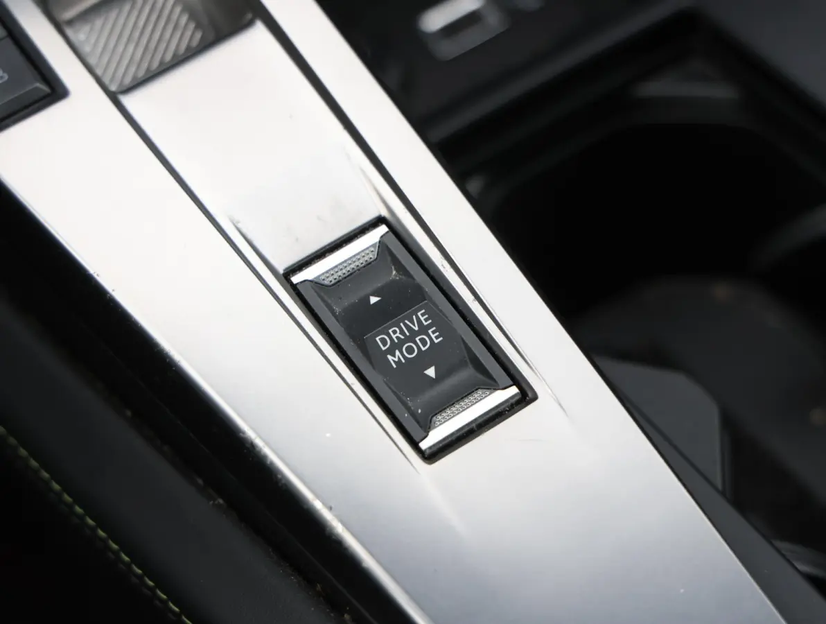 1.6 HYbrid 180 GT Pack Business 1e Eigenaar | FOCAL Hi-Fi | Trekhaak | Achterklep Handsfree | Stoelverwarming | Apple Carplay & Android Auto