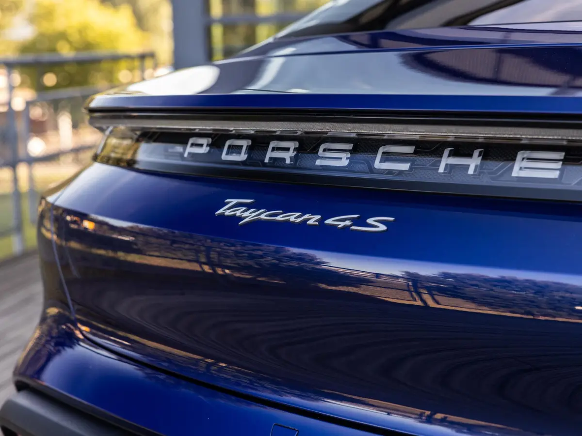 4S Performance 84 kWh | SOH 94% | SPORTCHRONO | PDLS + | PANORAMADAK | BOSE AUDIO | 18-WEG STOELEN | PASM LUCHTVERING | 360 CAMERA | KEYLESS | STOELVERWARMING VOOR EN ACHTER | BTW AUTO | GEN