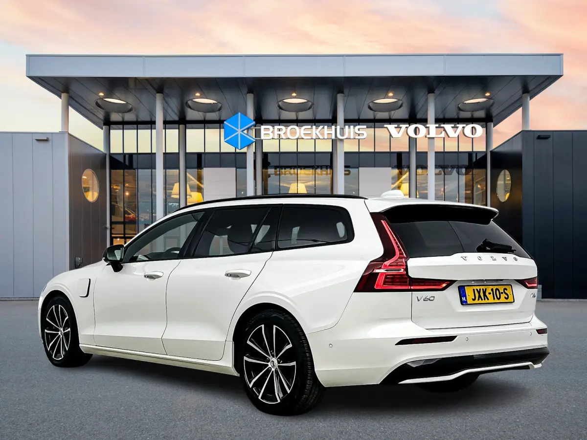 T8 Recharge Plus Dark | 18" Allseason | Trekhaak | Panoramadak | Head-Up | 360 Camera | Elektr. verst. Sportstoelen | Getint Glas