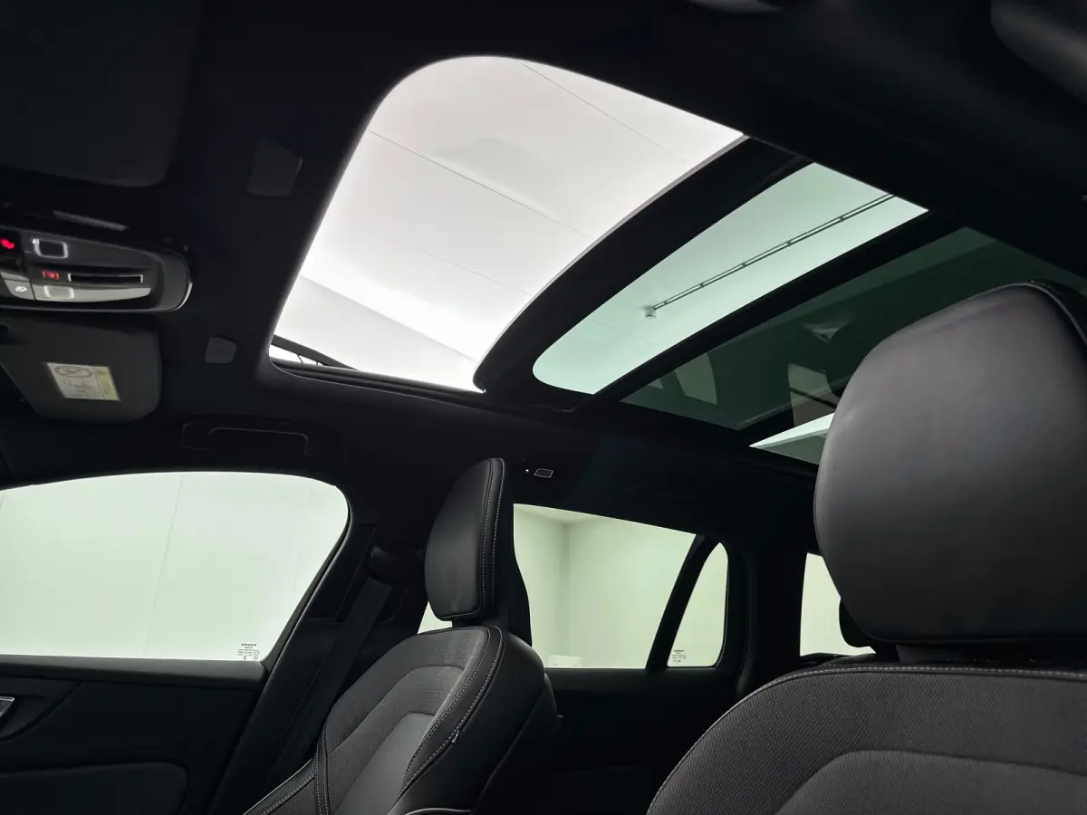 T8 Recharge Plus Dark | 18" Allseason | Trekhaak | Panoramadak | Head-Up | 360 Camera | Elektr. verst. Sportstoelen | Getint Glas