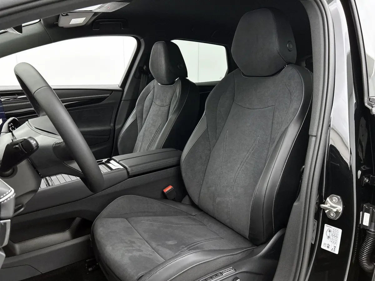 Limited Edition Plus 77 kWh 286pk | Trekhaak inklapbaar | Camera | Apple Carplay | Android Auto | Head-up display | Adaptive Cruise Control | Voorstoelen verwarmbaar | Automatische aircondit