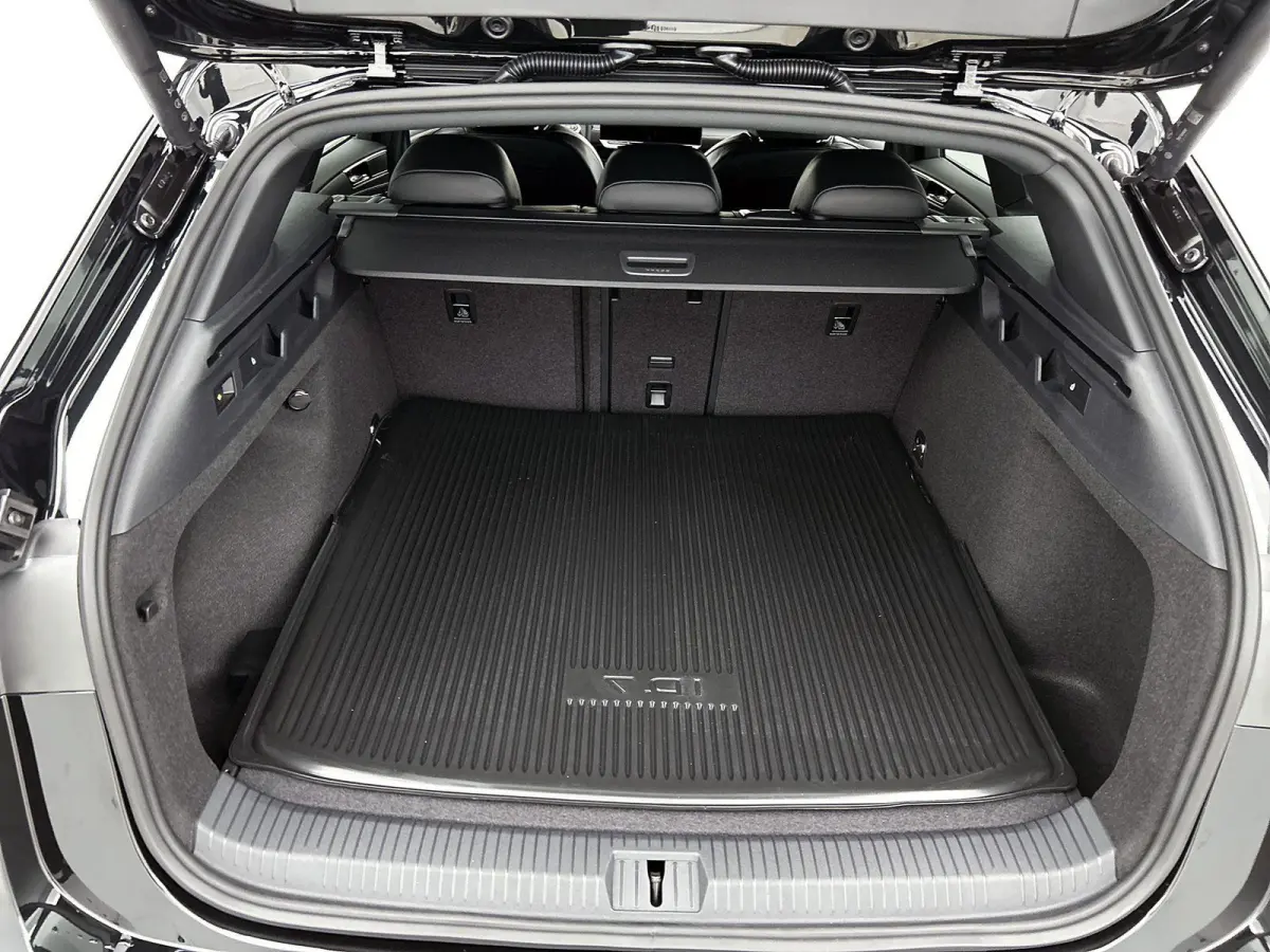 Limited Edition Plus 77 kWh 286pk | Trekhaak inklapbaar | Camera | Apple Carplay | Android Auto | Head-up display | Adaptive Cruise Control | Voorstoelen verwarmbaar | Automatische aircondit