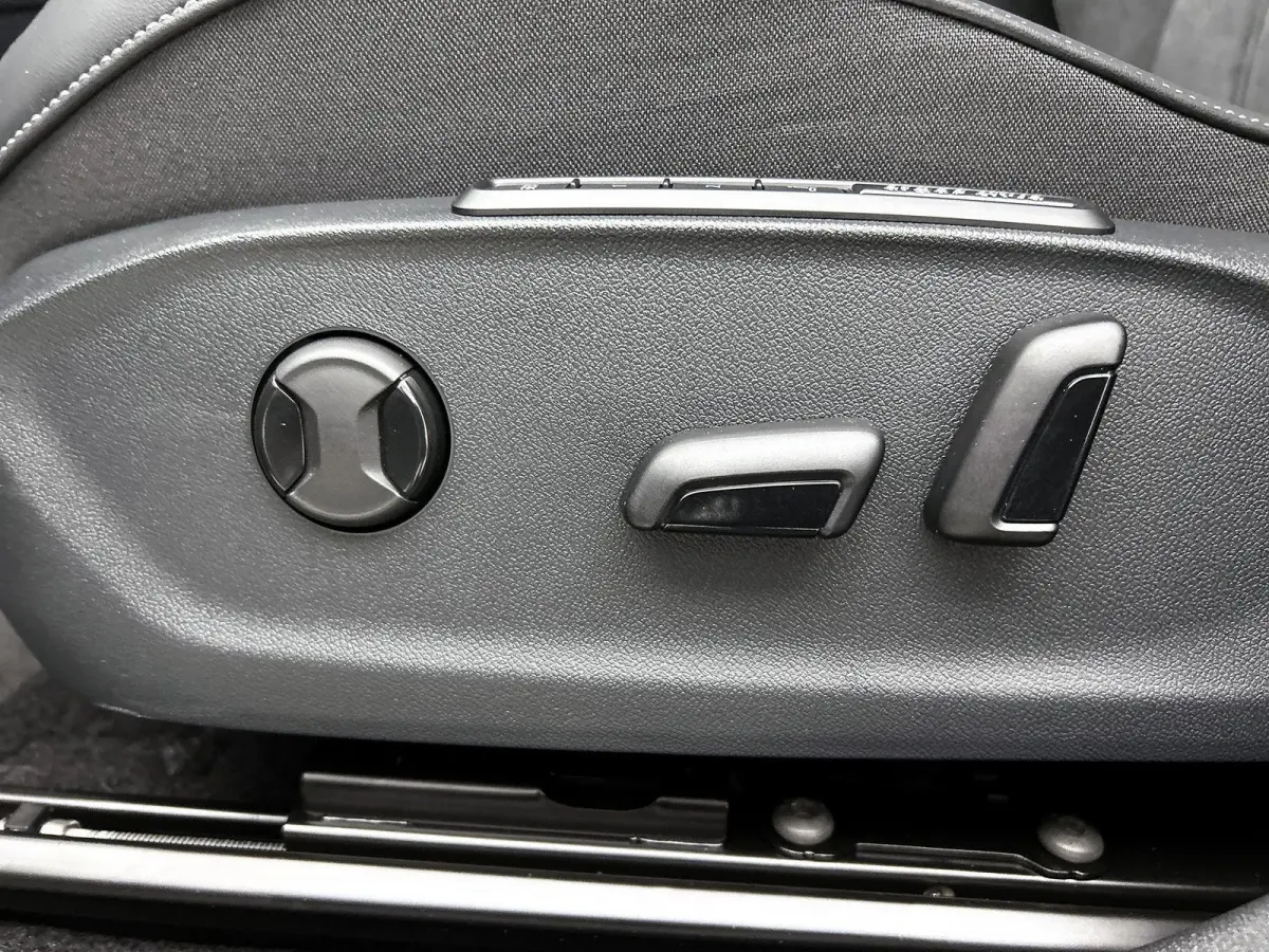 Limited Edition Plus 77 kWh 286pk | Trekhaak inklapbaar | Camera | Apple Carplay | Android Auto | Head-up display | Adaptive Cruise Control | Voorstoelen verwarmbaar | Automatische aircondit