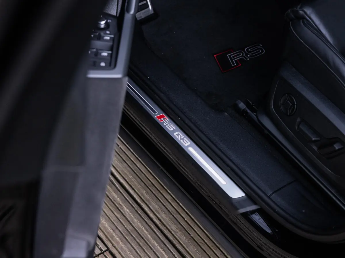 RSQ3 2.5 TFSI QUATTRO | LED MATRIX | PANORAMA/SCHUIF-KANTELDAK | 360 CAMERA | BANG & OLUFSEN | RS SPORTUITLAATSYSTEEM | ELEKTR.TREKHAAK | ELEKTR. VERSTELBARE STOELEN |