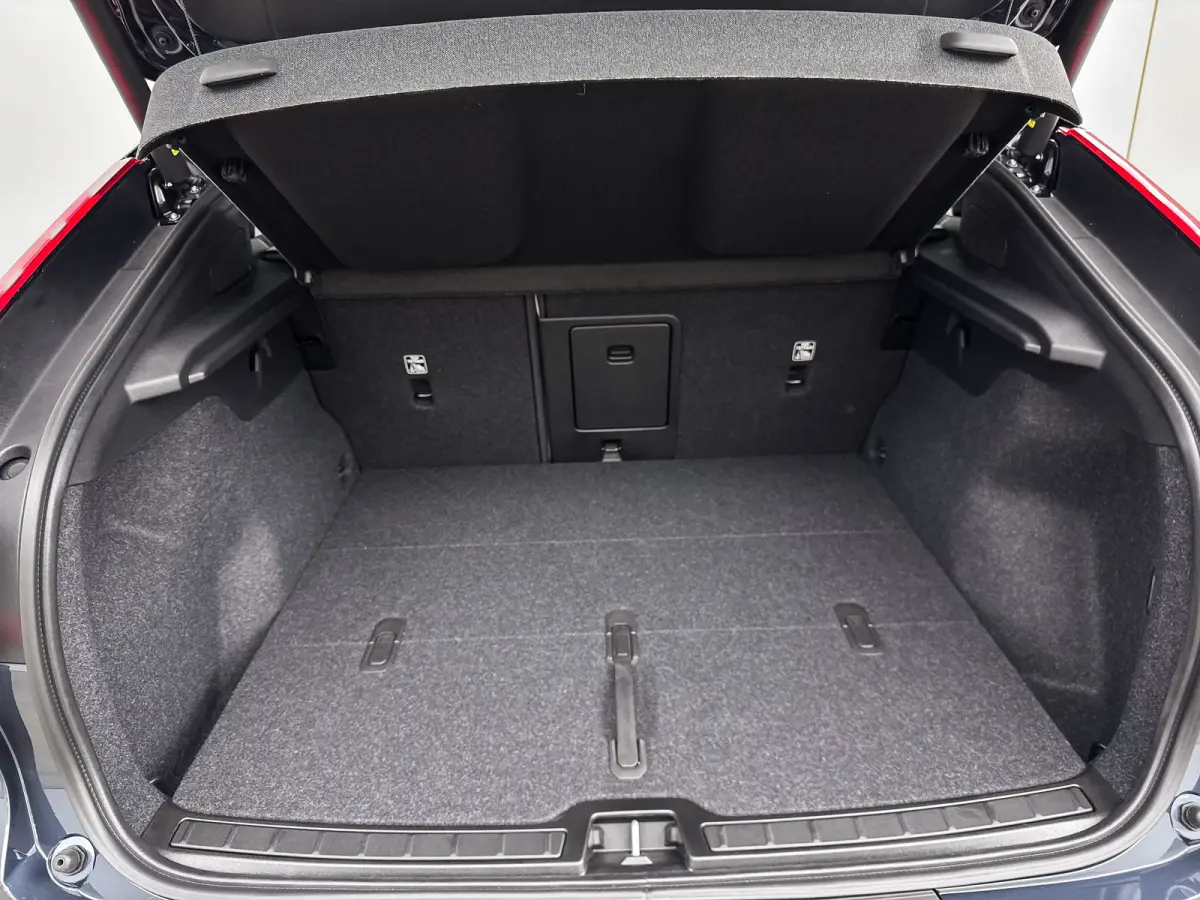 Single Motor Extended Range Ultra Europa 82 kWh | 19" Allseason | Runningboards | Elektr. verst. stoelen | 360 Camera | Harman Kardon | Stoel/Stuurverwarming | Warmtepomp