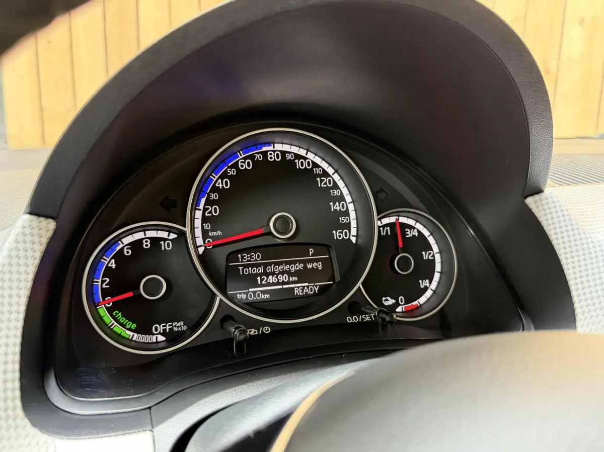 e-up! Style SoH 88% | Achteruitrijcamera | Afwijkende dakkleur | Climate & cruise control | Lichtmetalen velgen | Sfeerverlichting | Parkeersensoren achter