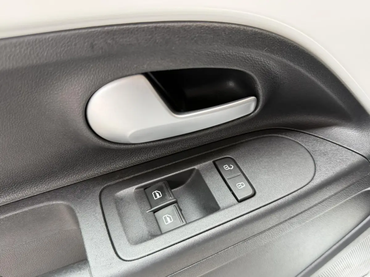 e-up! Style SoH 88% | Achteruitrijcamera | Afwijkende dakkleur | Climate & cruise control | Lichtmetalen velgen | Sfeerverlichting | Parkeersensoren achter