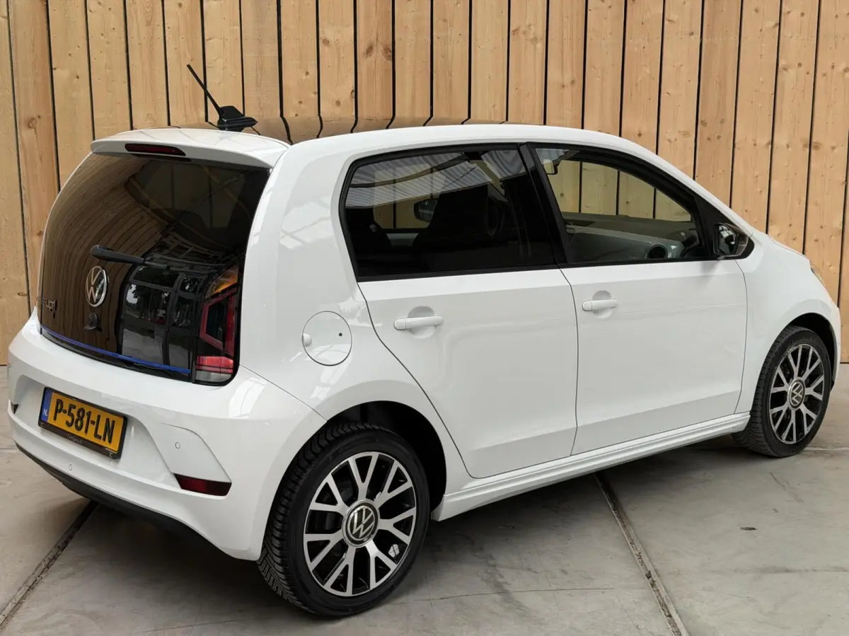 e-up! Style SoH 88% | Achteruitrijcamera | Afwijkende dakkleur | Climate & cruise control | Lichtmetalen velgen | Sfeerverlichting | Parkeersensoren achter