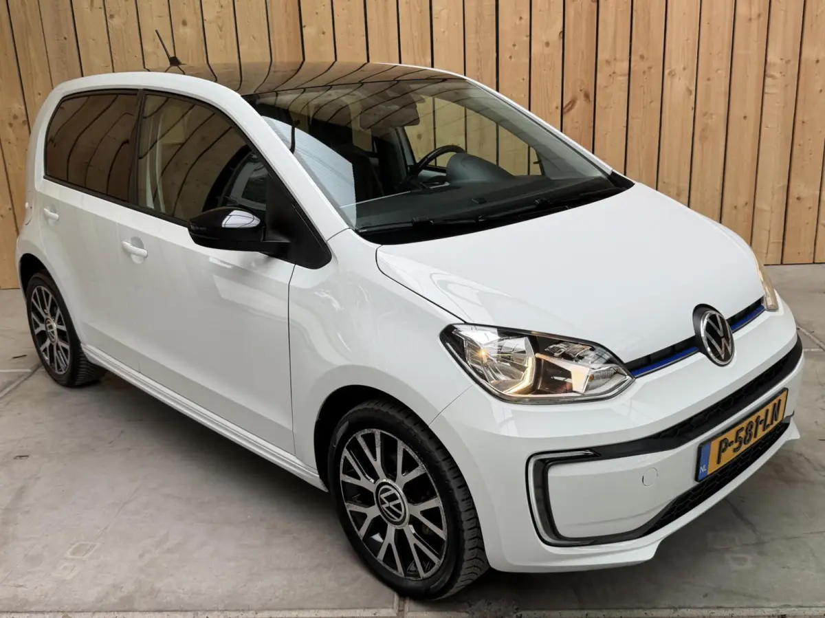 e-up! Style SoH 88% | Achteruitrijcamera | Afwijkende dakkleur | Climate & cruise control | Lichtmetalen velgen | Sfeerverlichting | Parkeersensoren achter