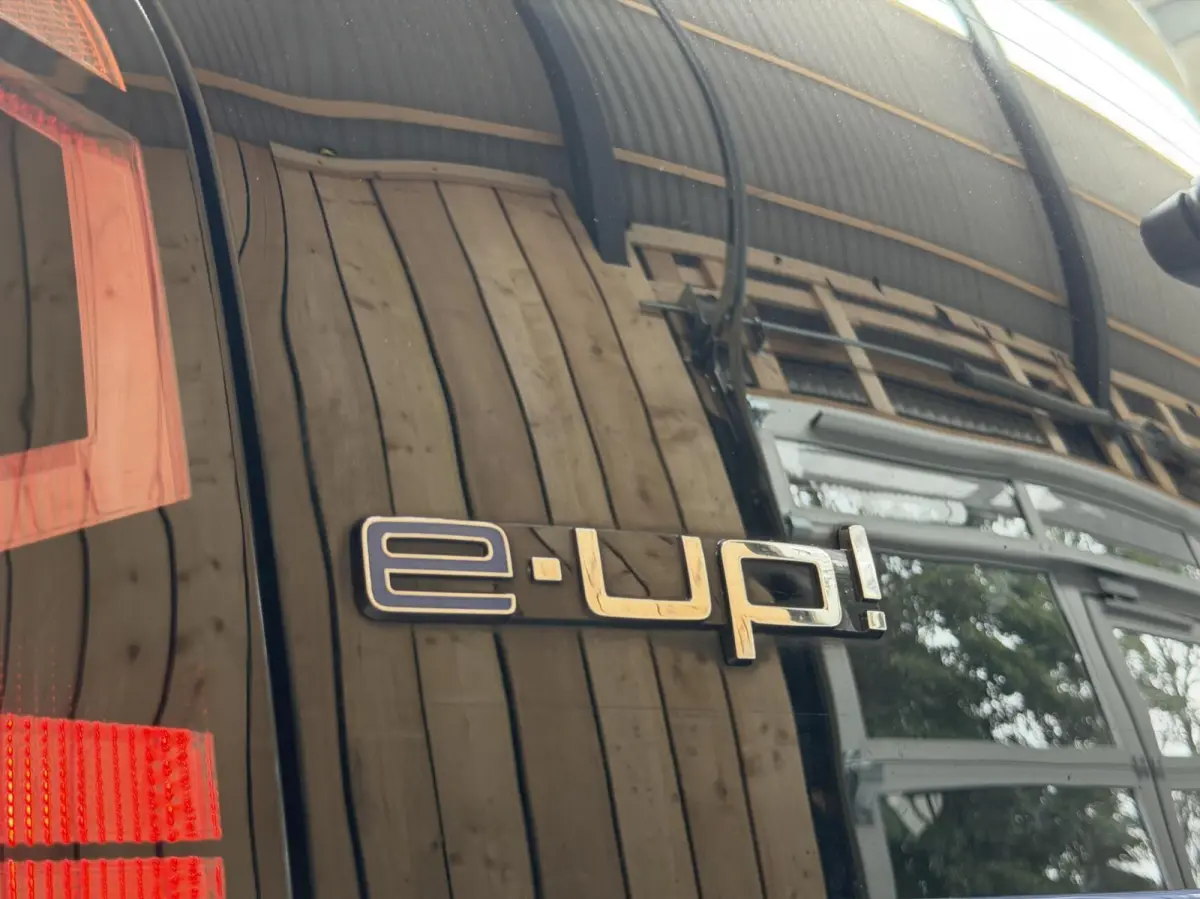 e-up! Style SoH 88% | Achteruitrijcamera | Afwijkende dakkleur | Climate & cruise control | Lichtmetalen velgen | Sfeerverlichting | Parkeersensoren achter